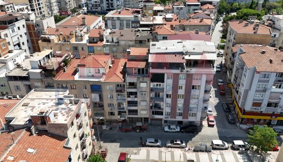 Merkez Efendi Mahallesinde Hastane Yakını 3+1 Cam Balkonlu ve Asansörlü Ara Kat Kiralık Daire